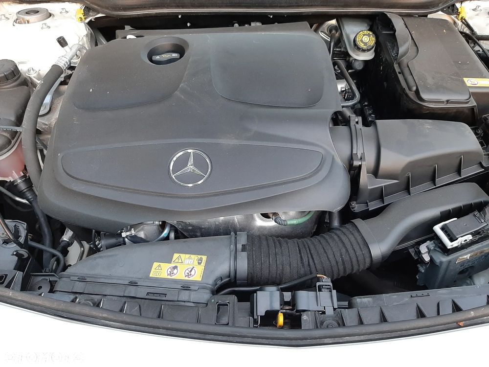 Mercedes-Benz CLA 180 AMG Line - 16