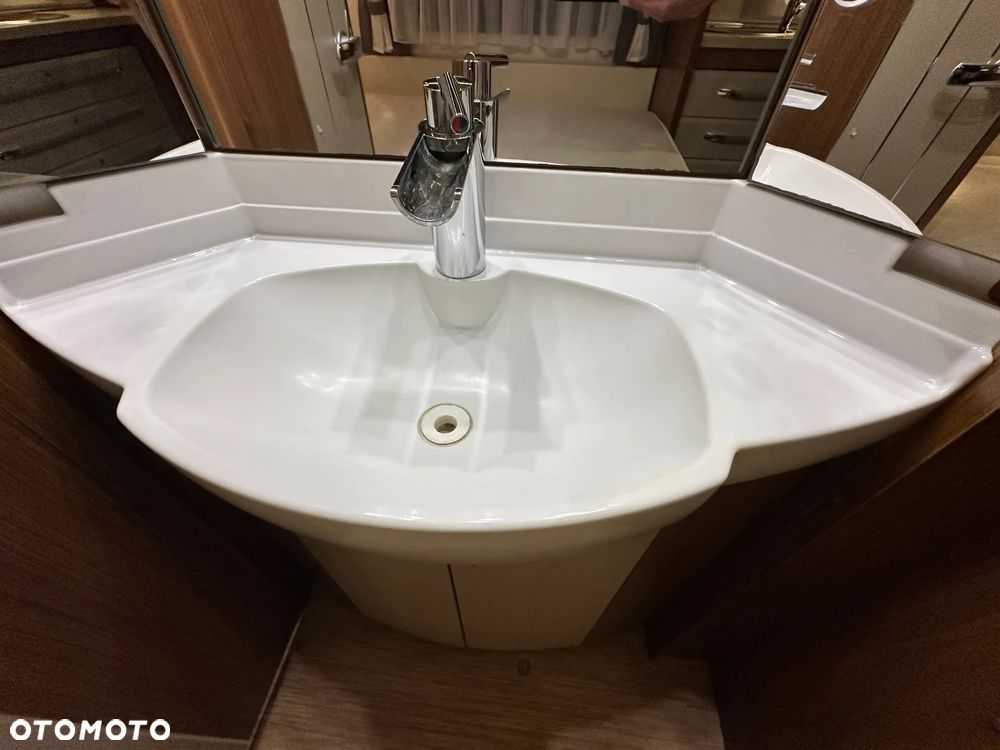 Hobby 560 CFE PREMIUM z napędem i pompowanym przedsionkiem. - 34