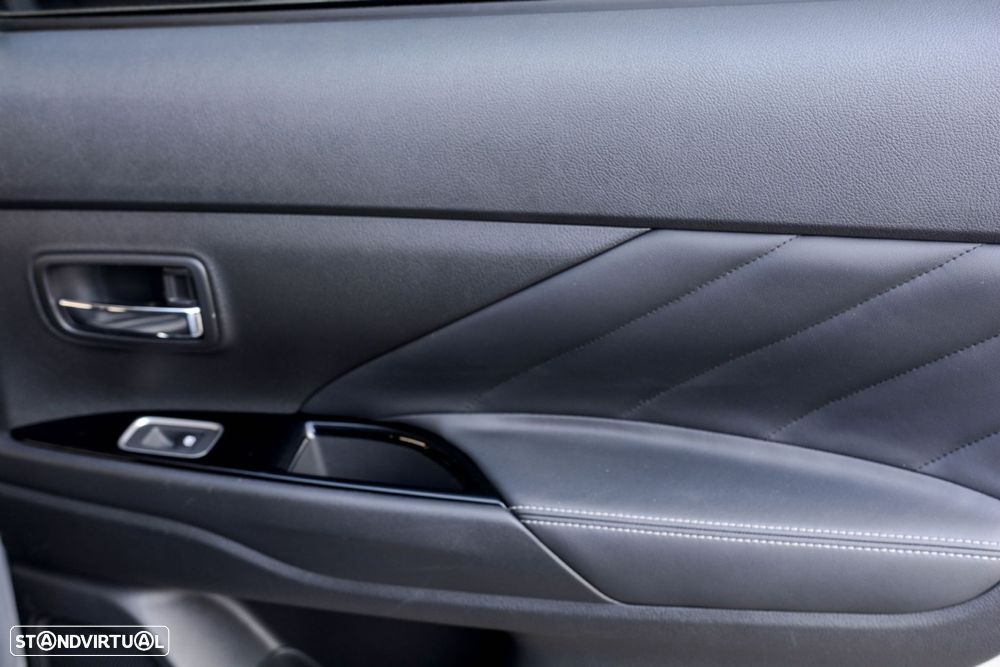 Mitsubishi Outlander 2.0 PHEV Intense - 28