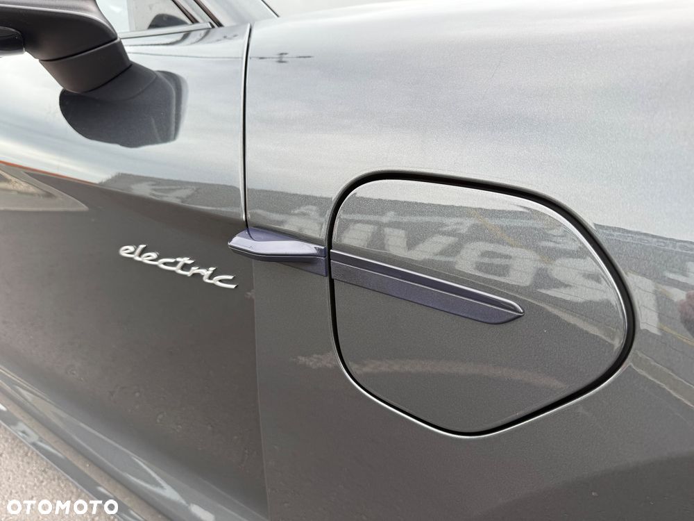 Porsche Taycan Turbo - 16