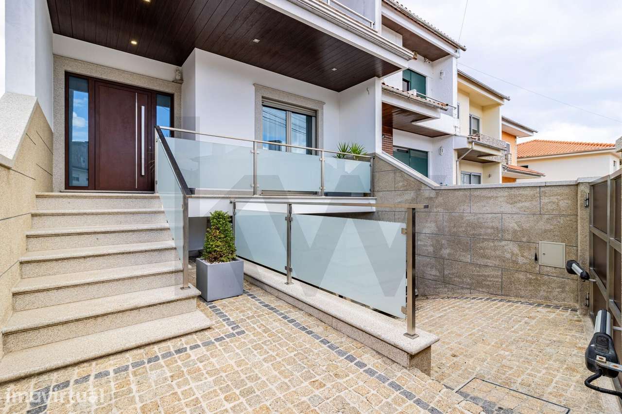 Exclusiva Moradia T3 em Banda de Arquitetura Moderna em São João da Ma - Grande imagem: 2/46