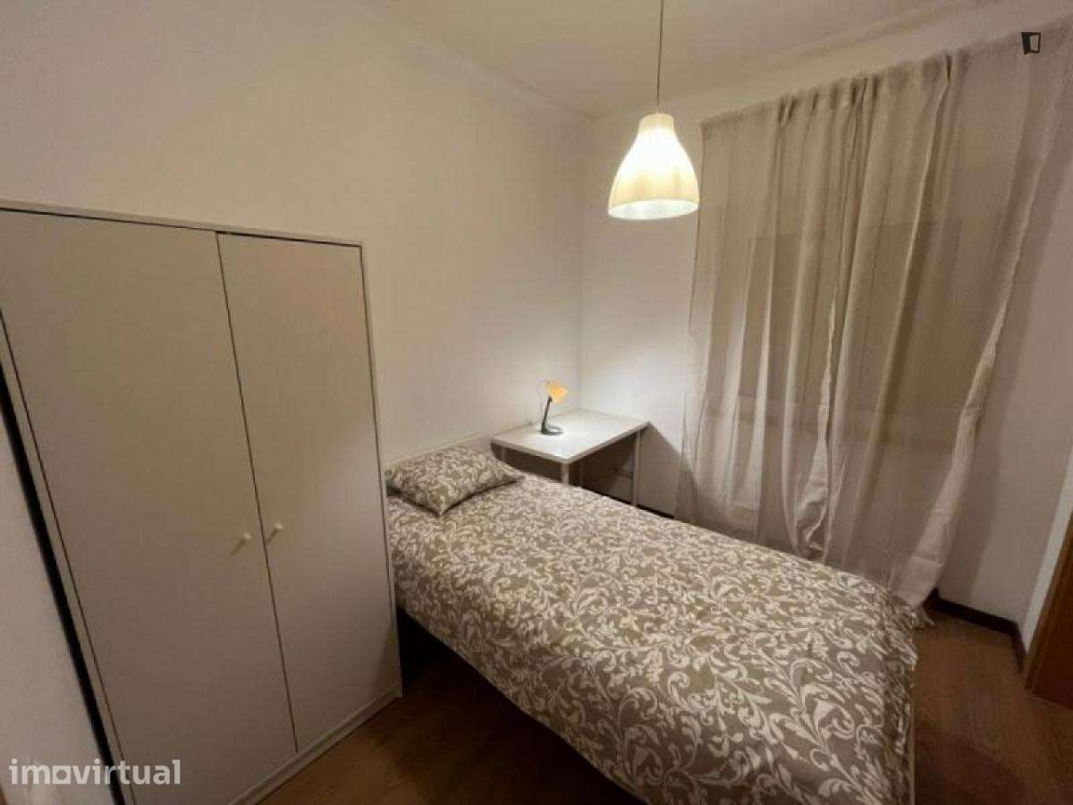 Quarto - localizado em Almada Lisbon - Grande imagem: 2/9