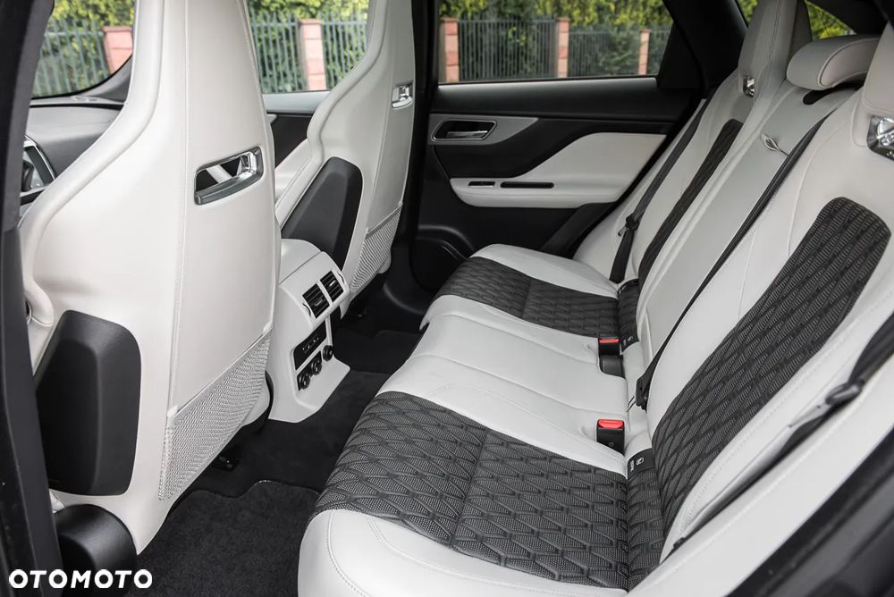 Jaguar F-Pace 5.0 V8 P550 AWD SVR - 31