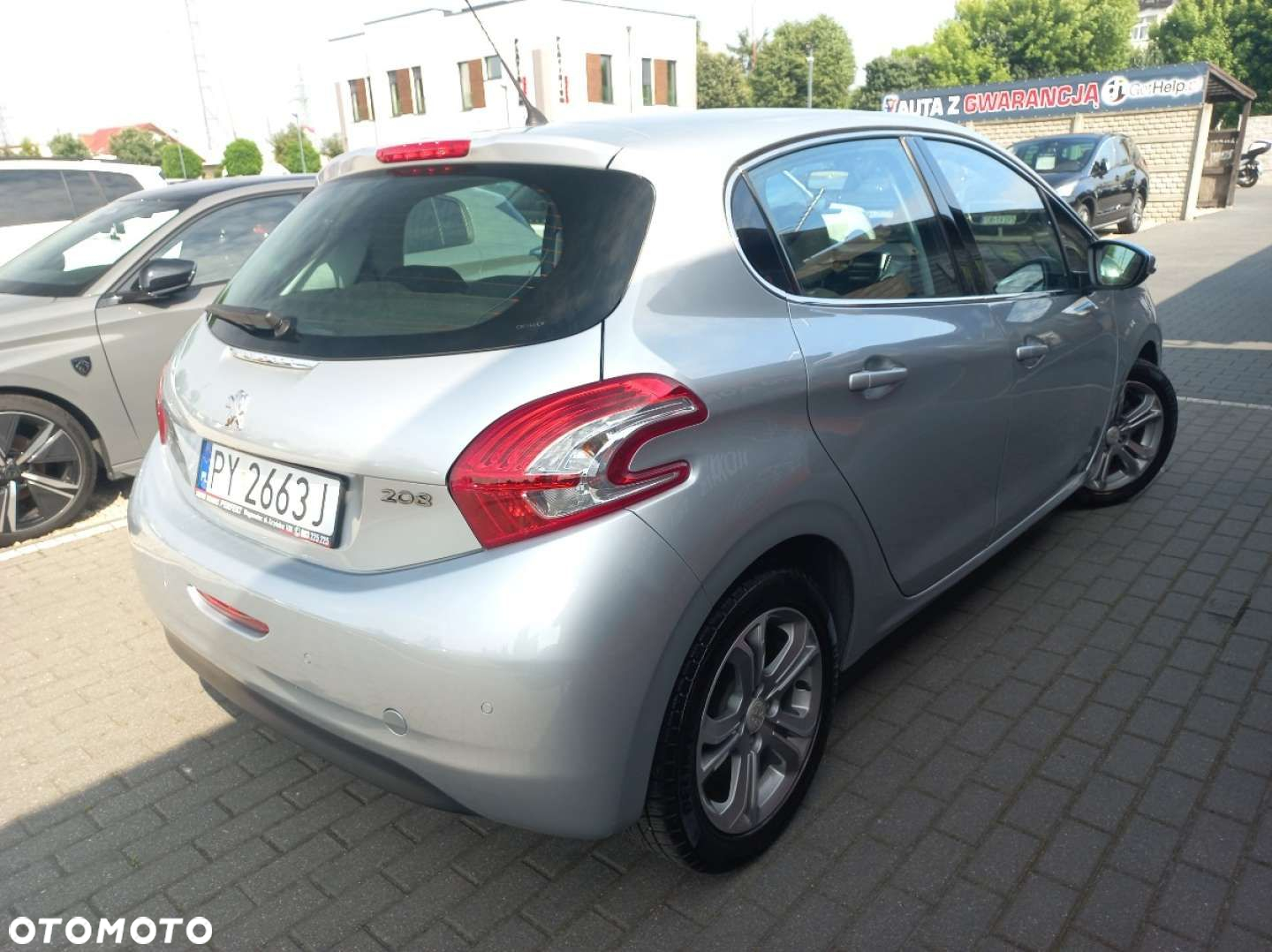 Peugeot 208 - 8