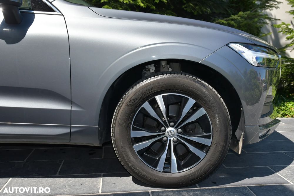 Volvo XC 60 B4 MHEV AT8 AWD Momentum Pro - 28