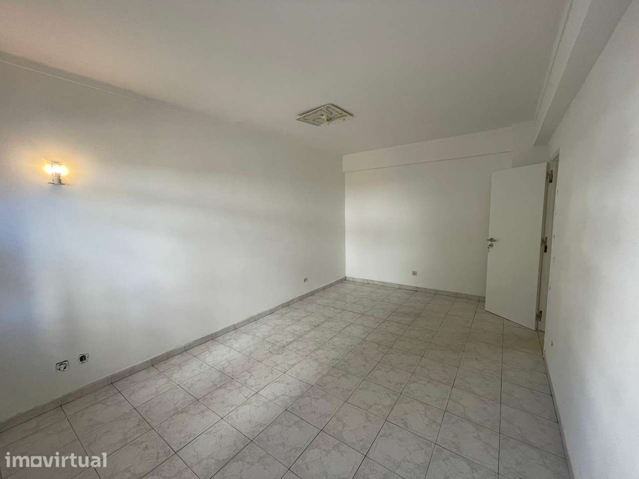 Apartamento T2 com Arrecadação em Faro - Grande imagem: 2/19