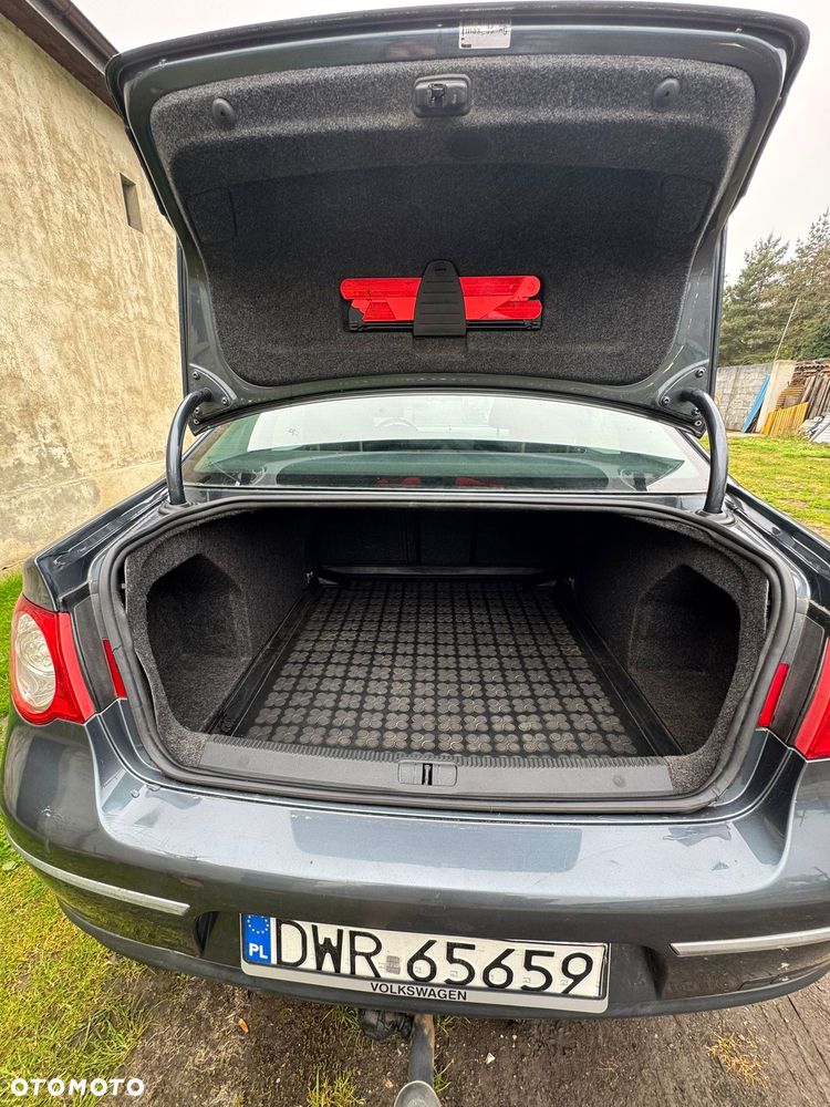 Volkswagen Passat 1.9 TDI Sportline - 13