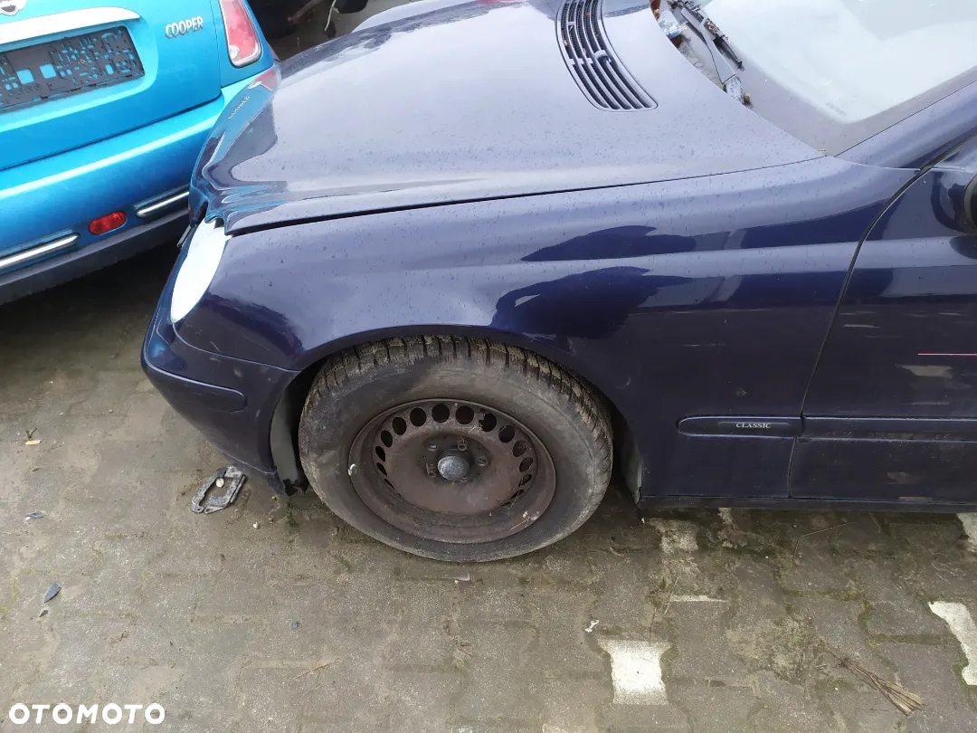 Błotnik prawy przód Mercedes klasa C W 203 kod lakieru 359 - 2