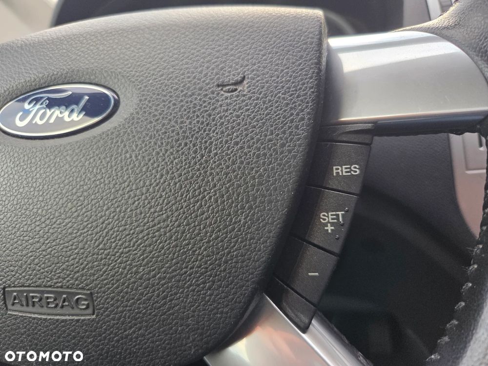 Ford Kuga 2.0 TDCi 2x4 Champions Edition - 32