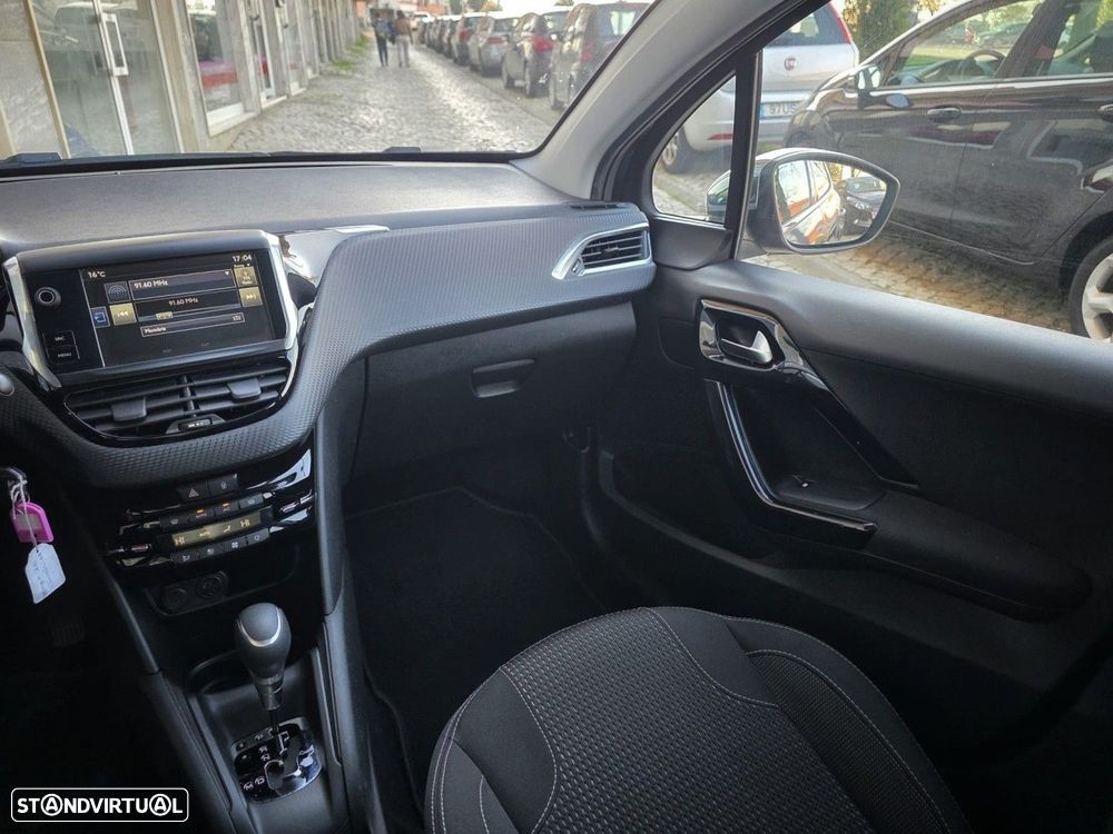 Peugeot 208 1.2 PureTech Allure EAT6 - 19