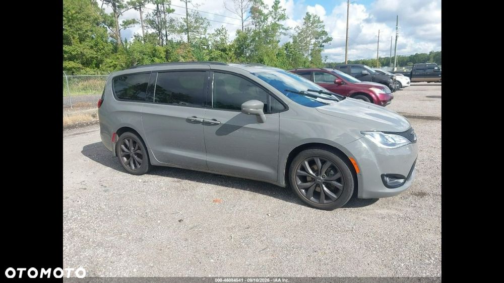 Chrysler Pacifica - 1