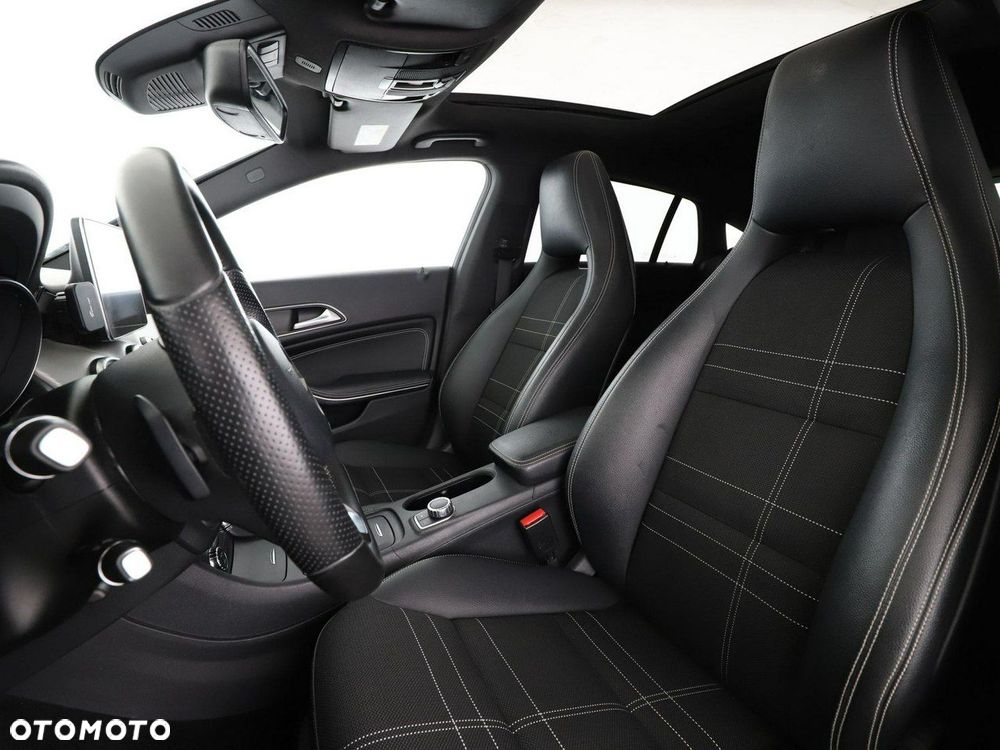 Mercedes-Benz CLA 200 7G-DCT Urban - 13