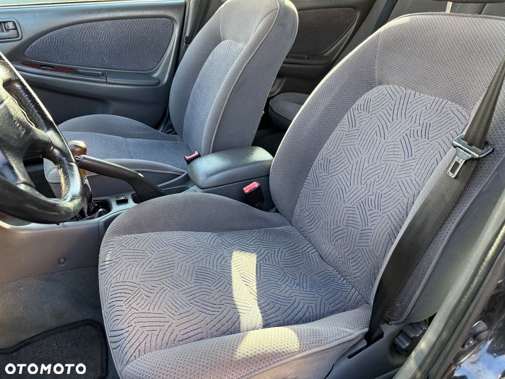 Toyota Avensis 2.0 Sol - 32