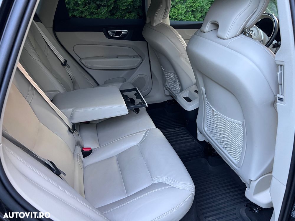 Volvo XC 60 B4 MHEV AT AWD Ultimate Dark - 35