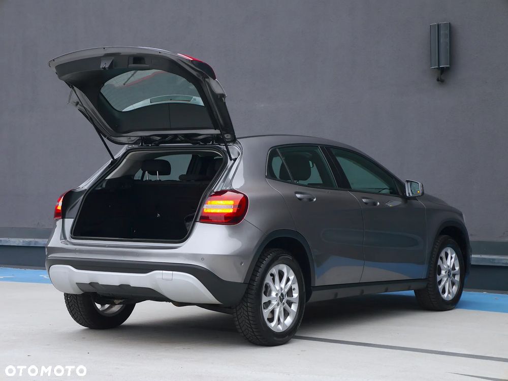 Mercedes-Benz GLA 180 7G-DCT - 32