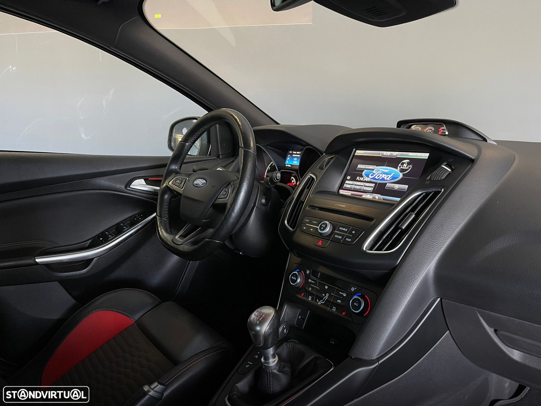 Ford Focus 2.0i ST-2 - 23