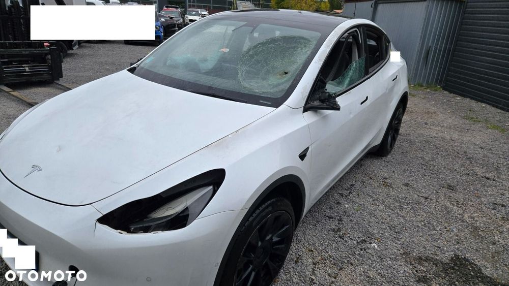 Tesla Model Y - 21