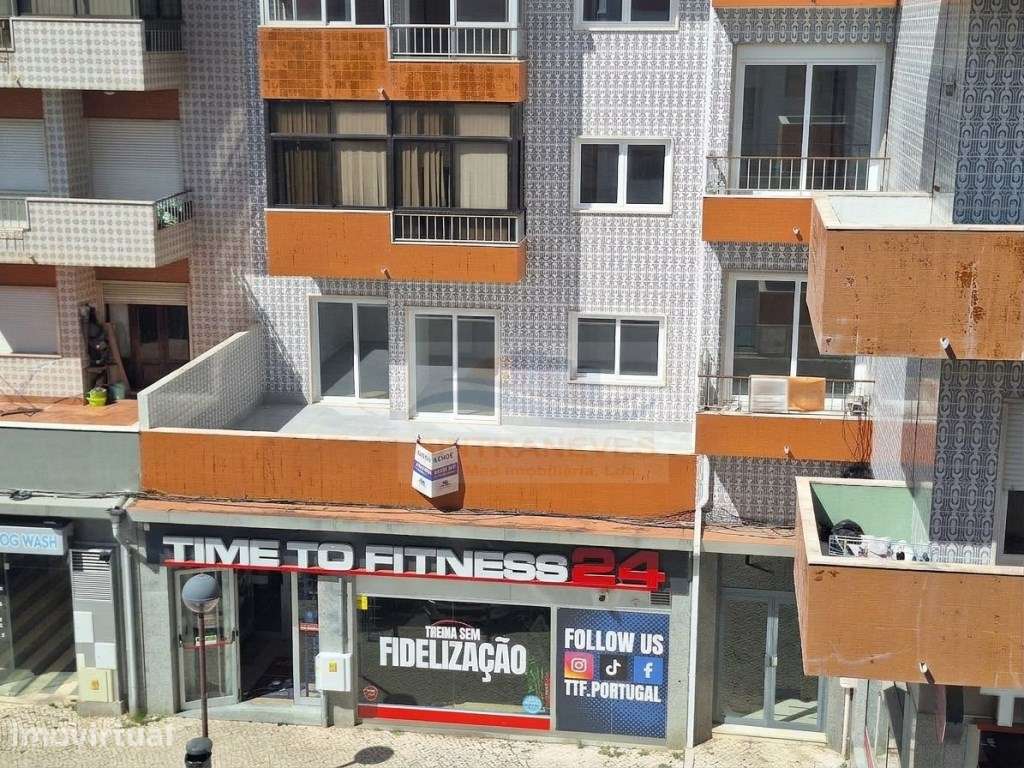 T3, 1º andar com dois terraços, em remodelação total. - Grande imagem: 2/14