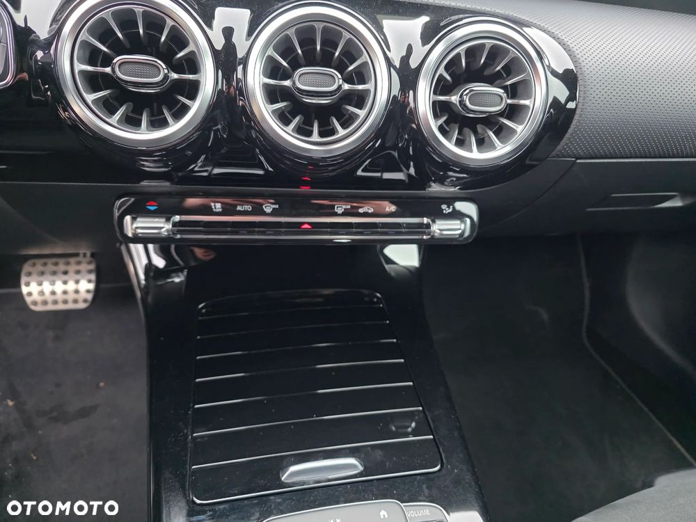 Mercedes-Benz Klasa A 250 AMG Line 7G-DCT - 35