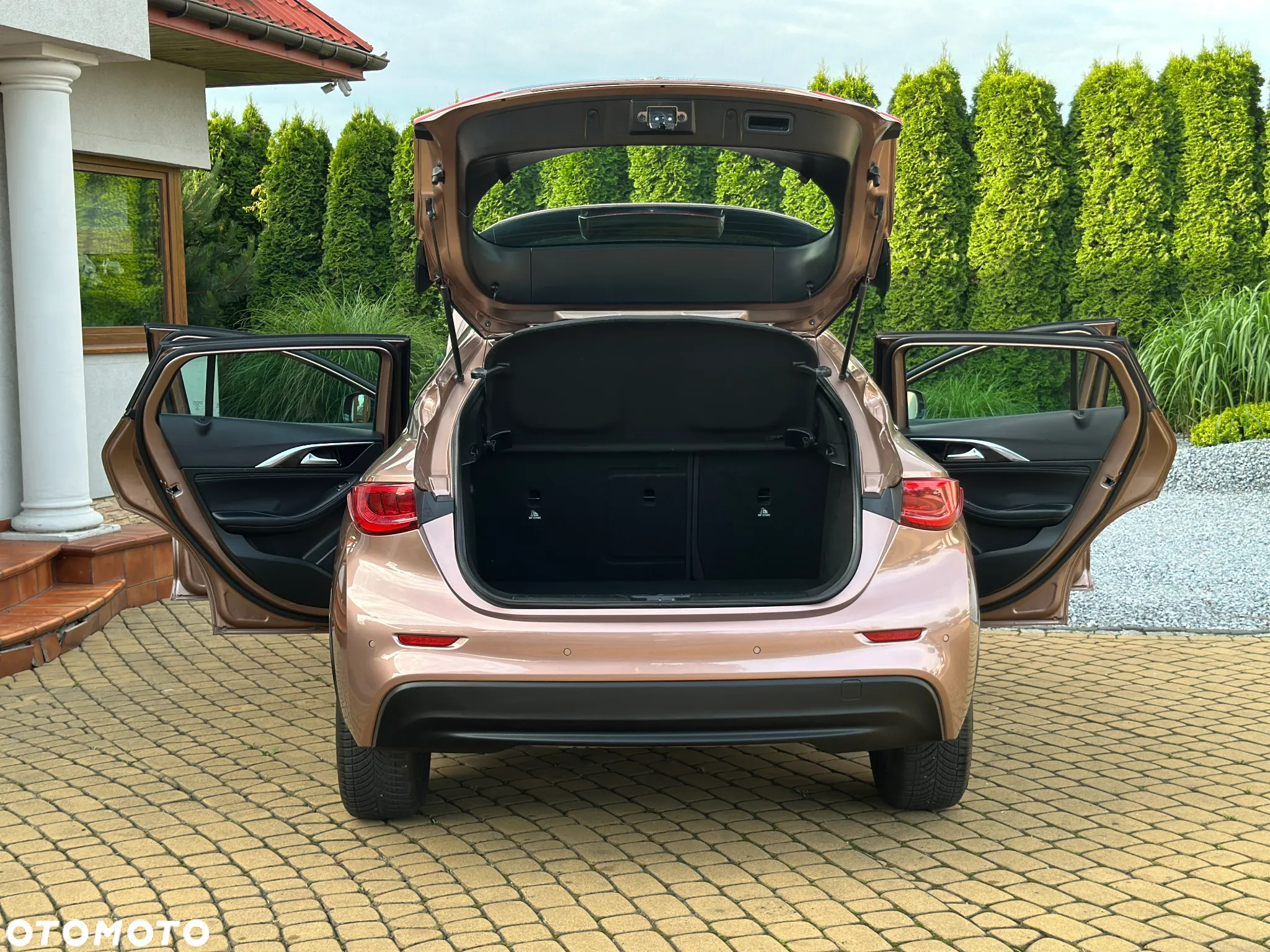 Infiniti Q30 1.5d Premium Tech Cafe Teak - 33