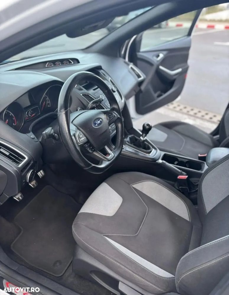 Ford Focus 2.0 Ecoboost ST - 11