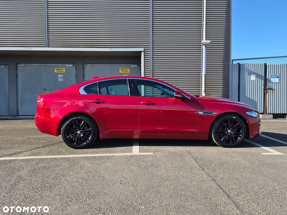 Jaguar XE 2.0 T Pure - 3