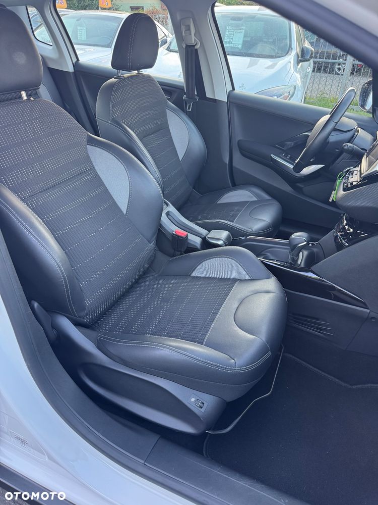 Peugeot 2008 1.2 Pure Tech GPF Allure S&S EAT6 - 18