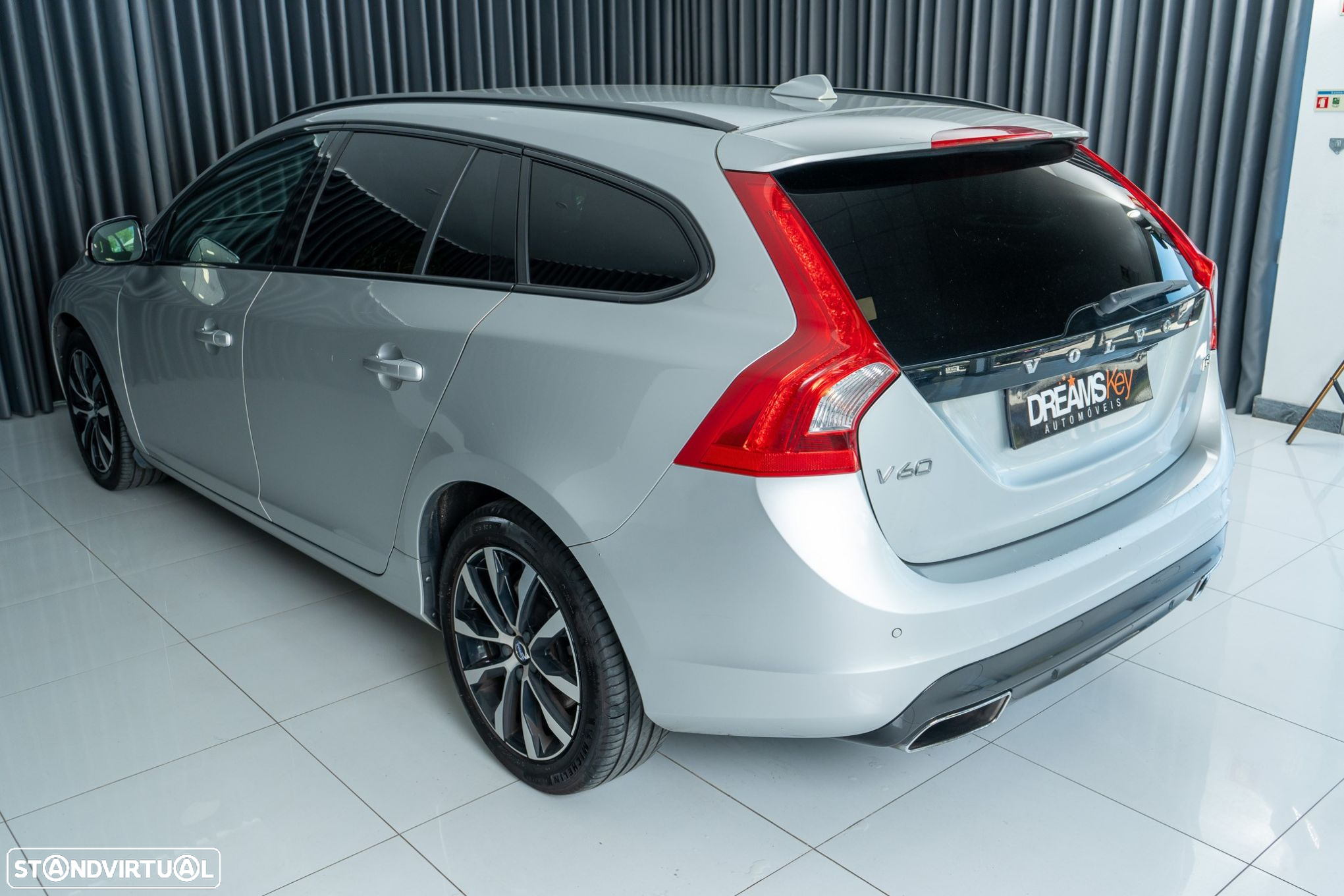 Volvo V60 2.0 D3 Momentum Geartronic - 34