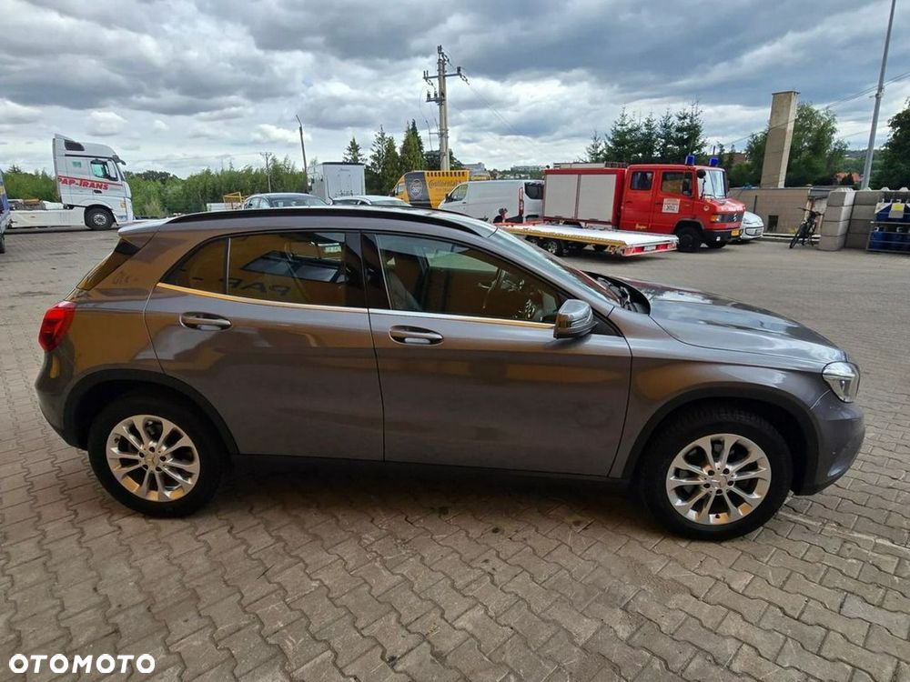 Mercedes-Benz GLA - 8