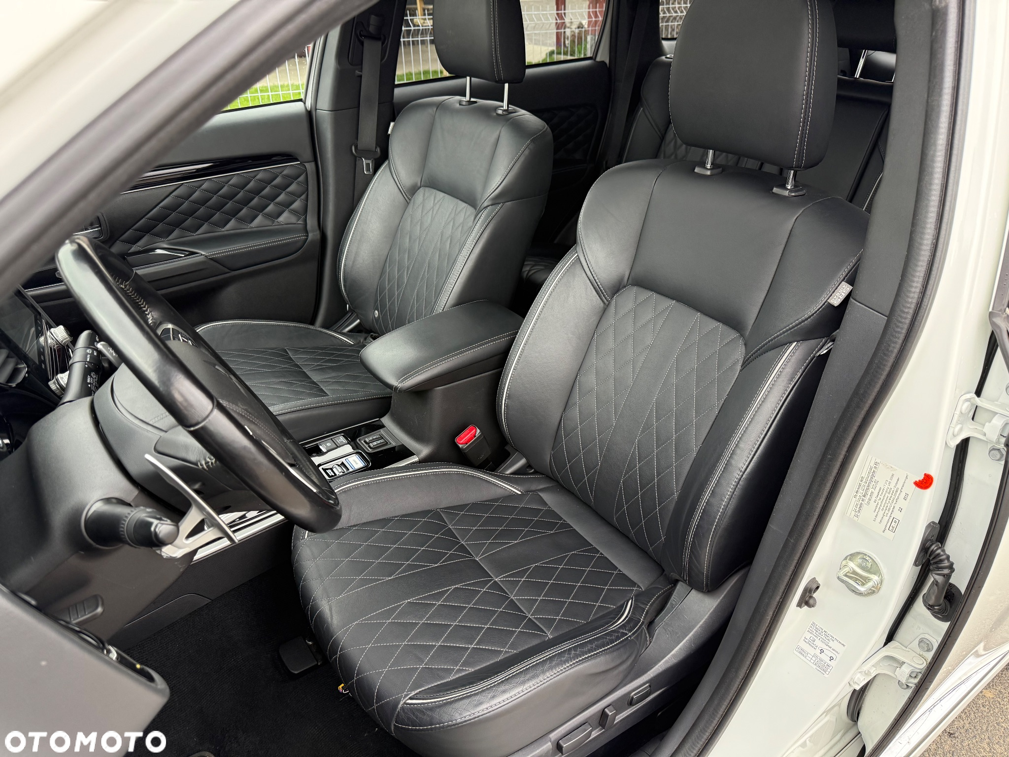 Mitsubishi Outlander 2.4 4WD Plug-In Hybrid Top - 29