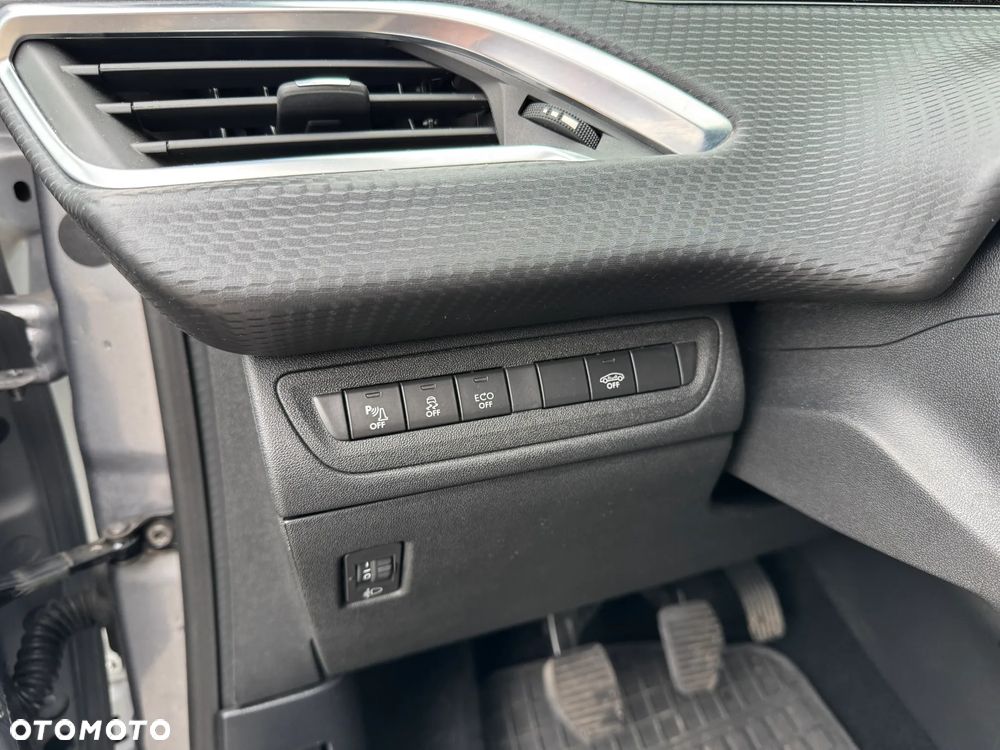 Peugeot 2008 1.2 Pure Tech Style S&S - 19