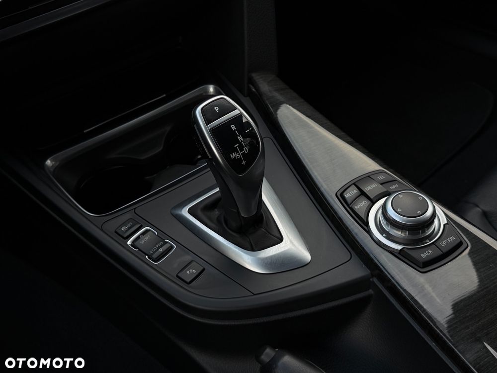 BMW Seria 3 328i Luxury Line - 24