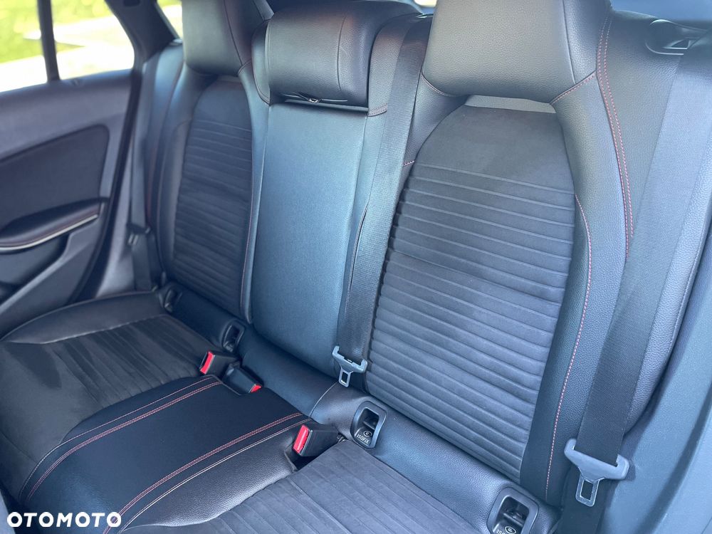 Mercedes-Benz CLA 180 7G-DCT SCORE - 14