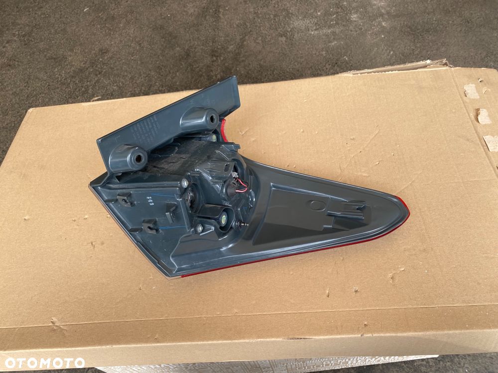 TOYOTA AURIS 2 II LIFT KOMBI LAMPA TYLNA LEWA  EUROPA LEWY TYŁ W BŁOTNIK  Europa W-wa - 9