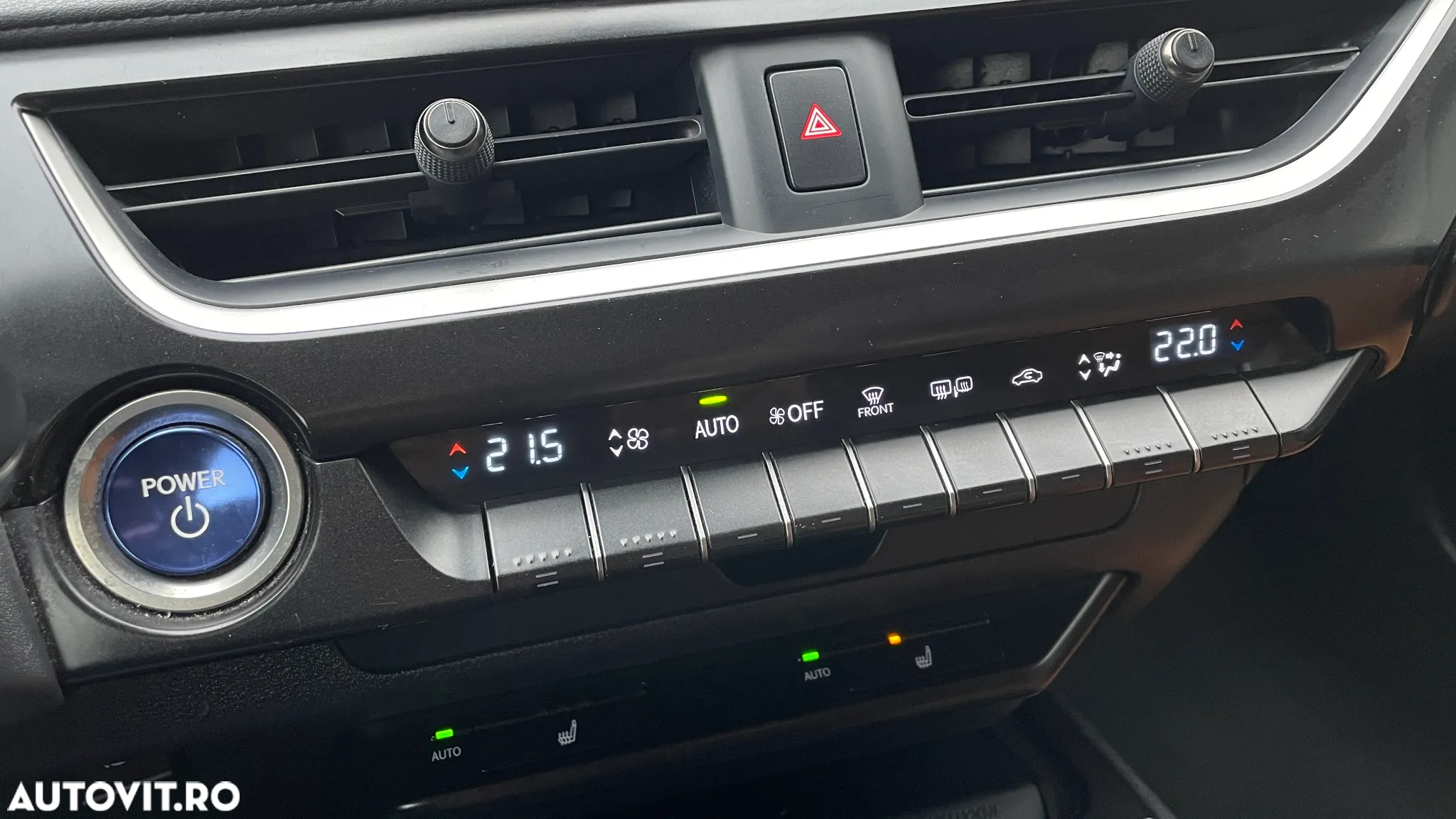 Lexus UX 250h 2.0L HEV 20H- (178 HP) 4X2 CVT Executive - 12