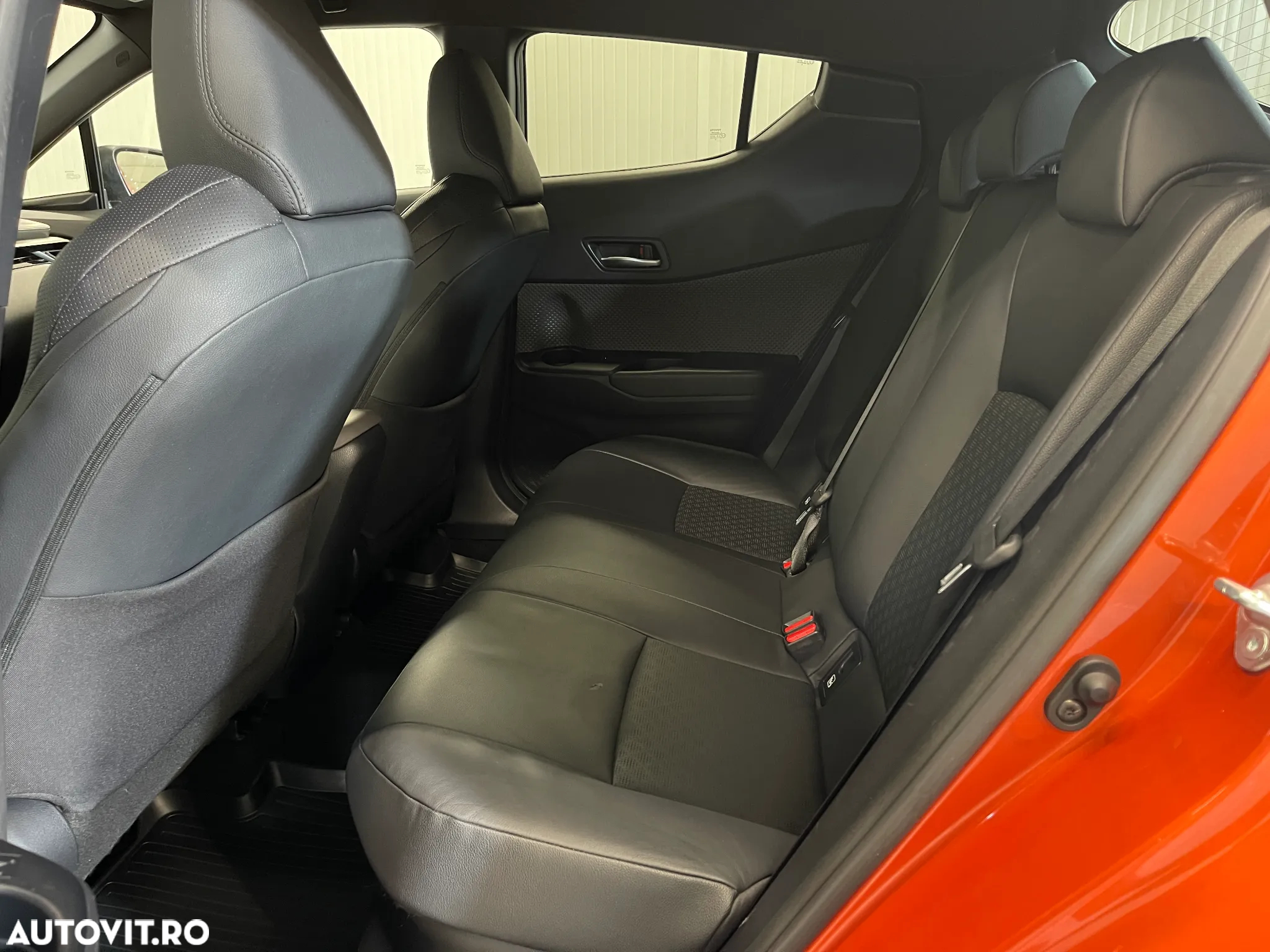 Toyota C-HR 2.0 HSD 184 CP 4x2 CVT Classy Bi-Tone - 11