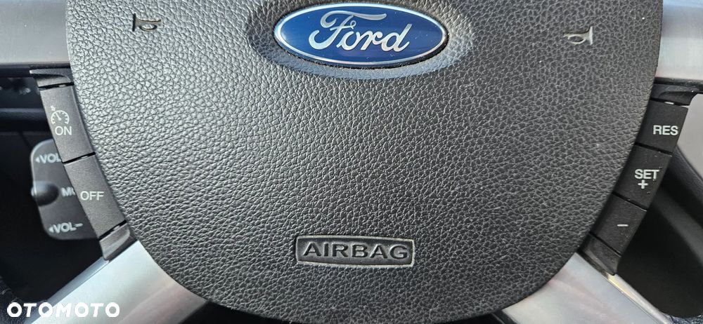 Ford Kuga 2.0 TDCi 2x4 Titanium - 28