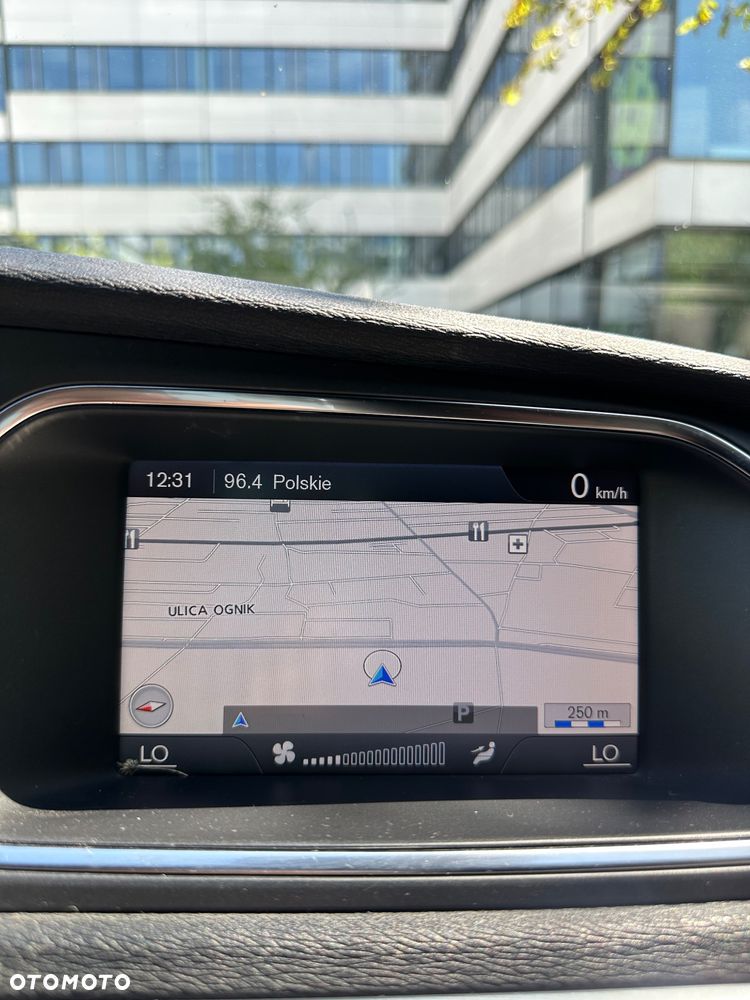 Volvo V40 D4 R-Design - 14