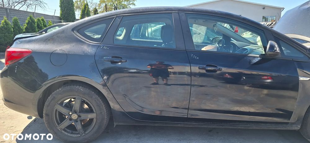 Opel Astra J Sedan Drzwi Tył Tylne Prawe Kod Lakieru Z22X