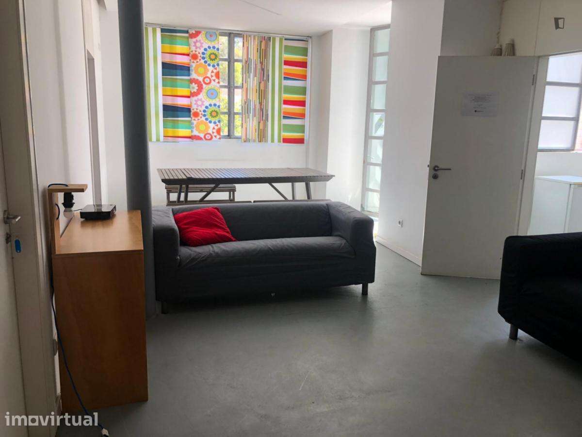 Quarto - localizado em Intendente Lisbon - Grande imagem: 4/12