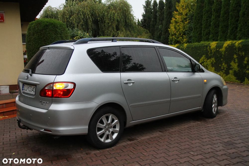 Toyota Avensis Verso D-4D Sol - 32