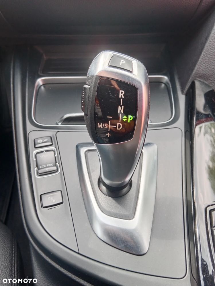 BMW Seria 3 318d Sport Line - 34