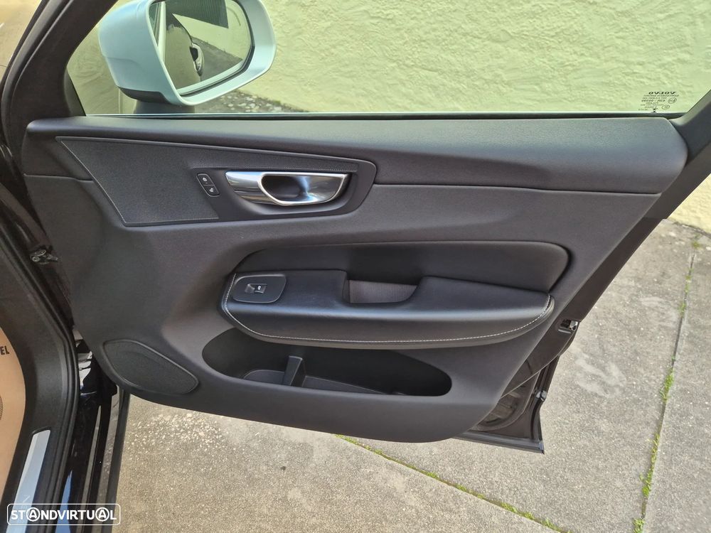 Volvo XC 60 2.0 D4 R-Design AWD Geartronic - 44