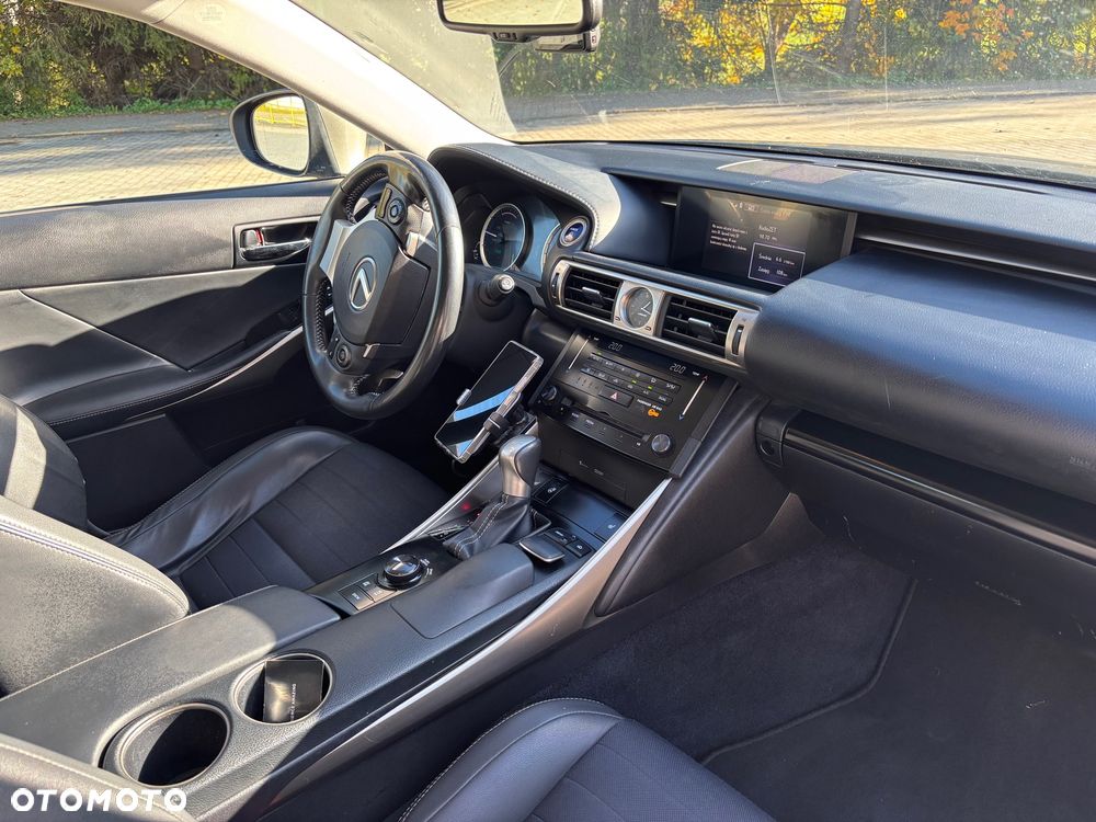 Lexus IS 300h Comfort - 8