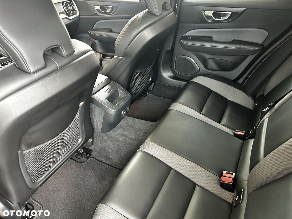 Volvo V60 Cross Country - 12