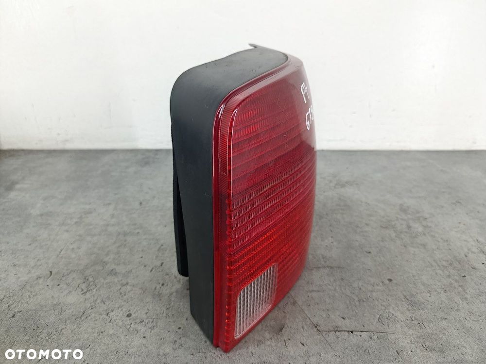 LAMPA TYLNA PRAWA VW PASSAT B5 3B9945112F KOMBI - 3