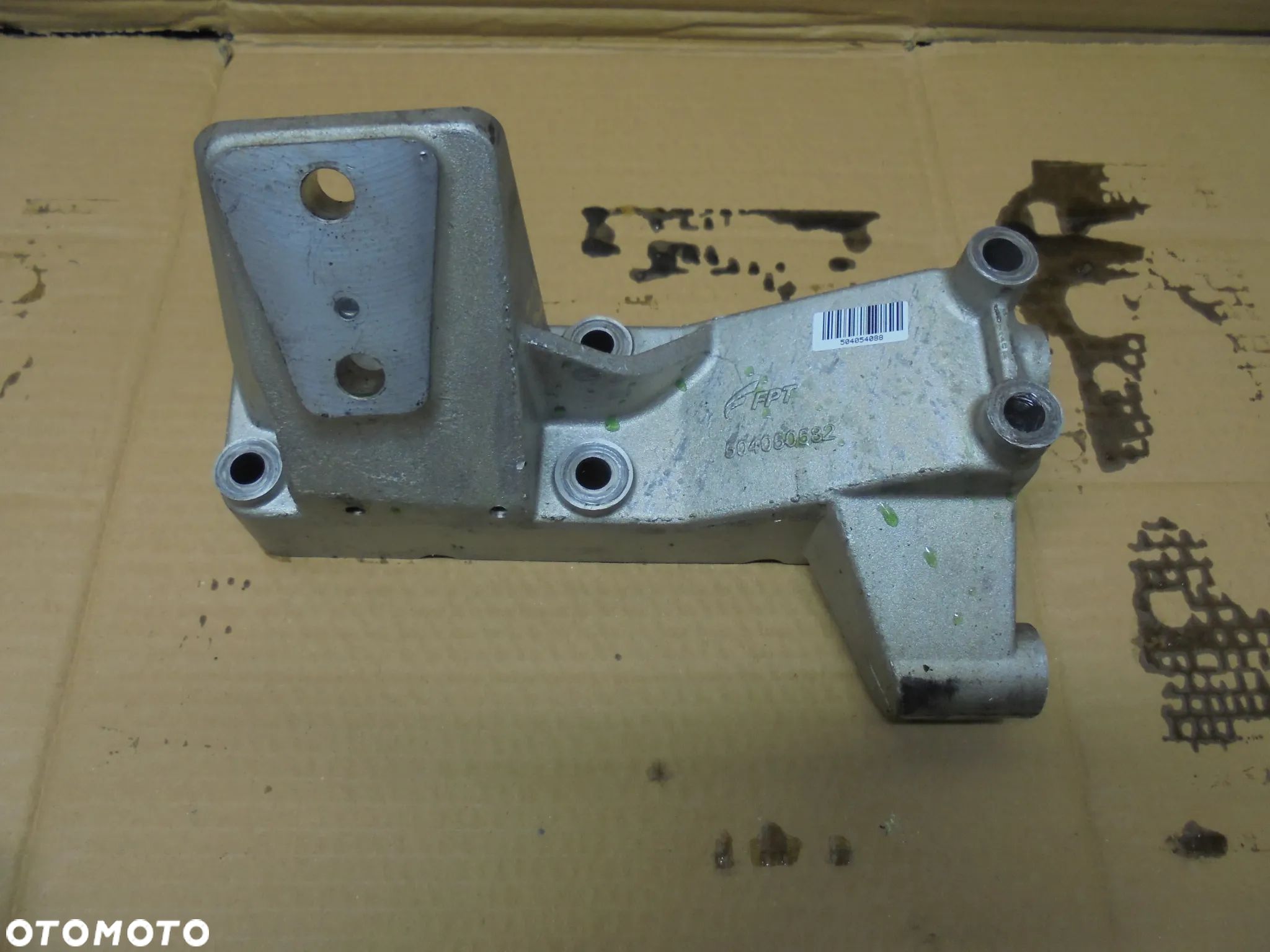 ŁAPA WSPORNIK SILNIKA IVECO 3.0 E6 NR OE 504054088 / 504060582 - 1
