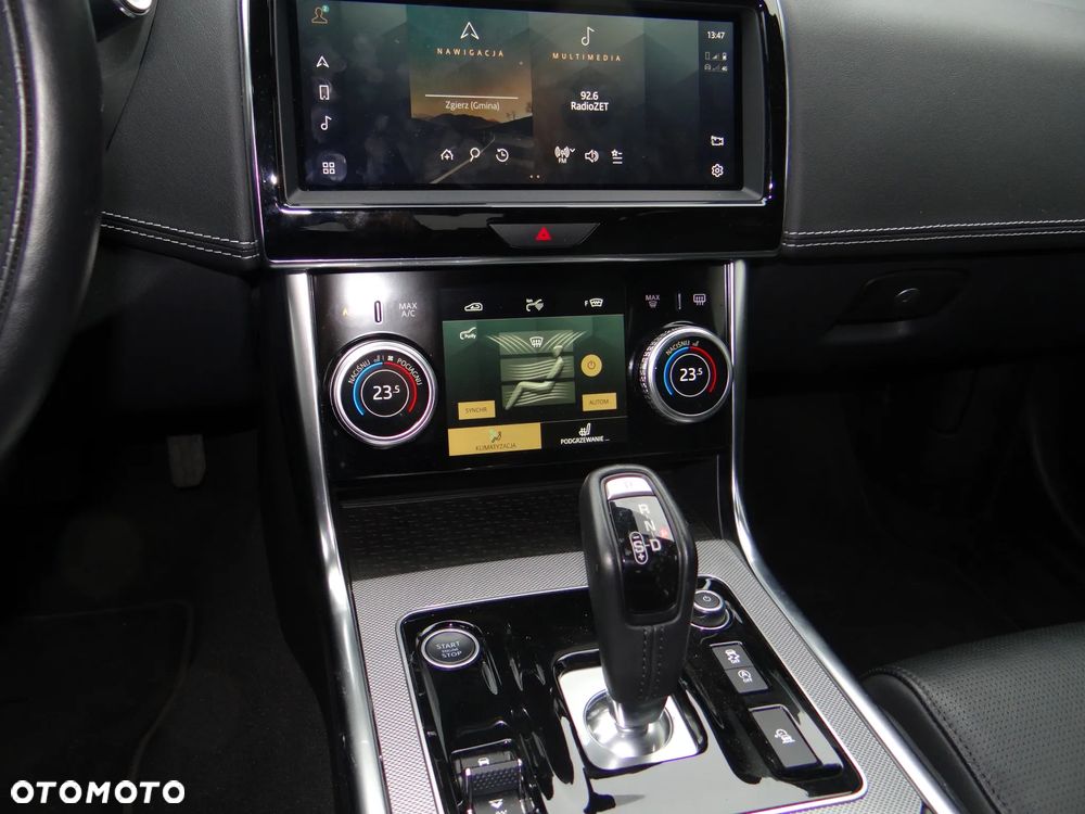 Jaguar XE D200 R-Dynamic S - 7
