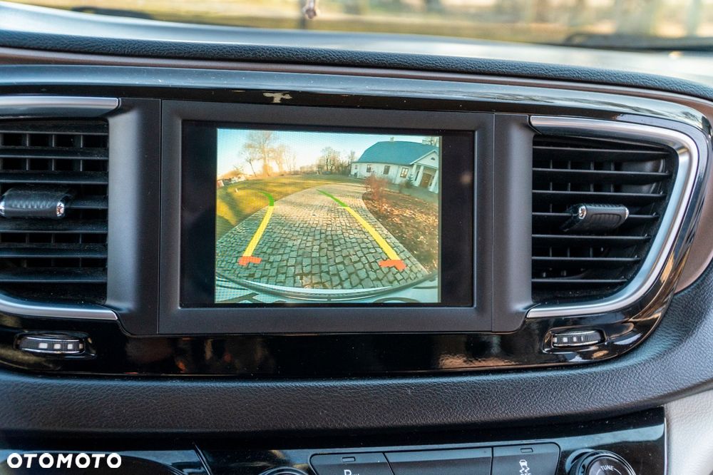 Chrysler Pacifica - 16