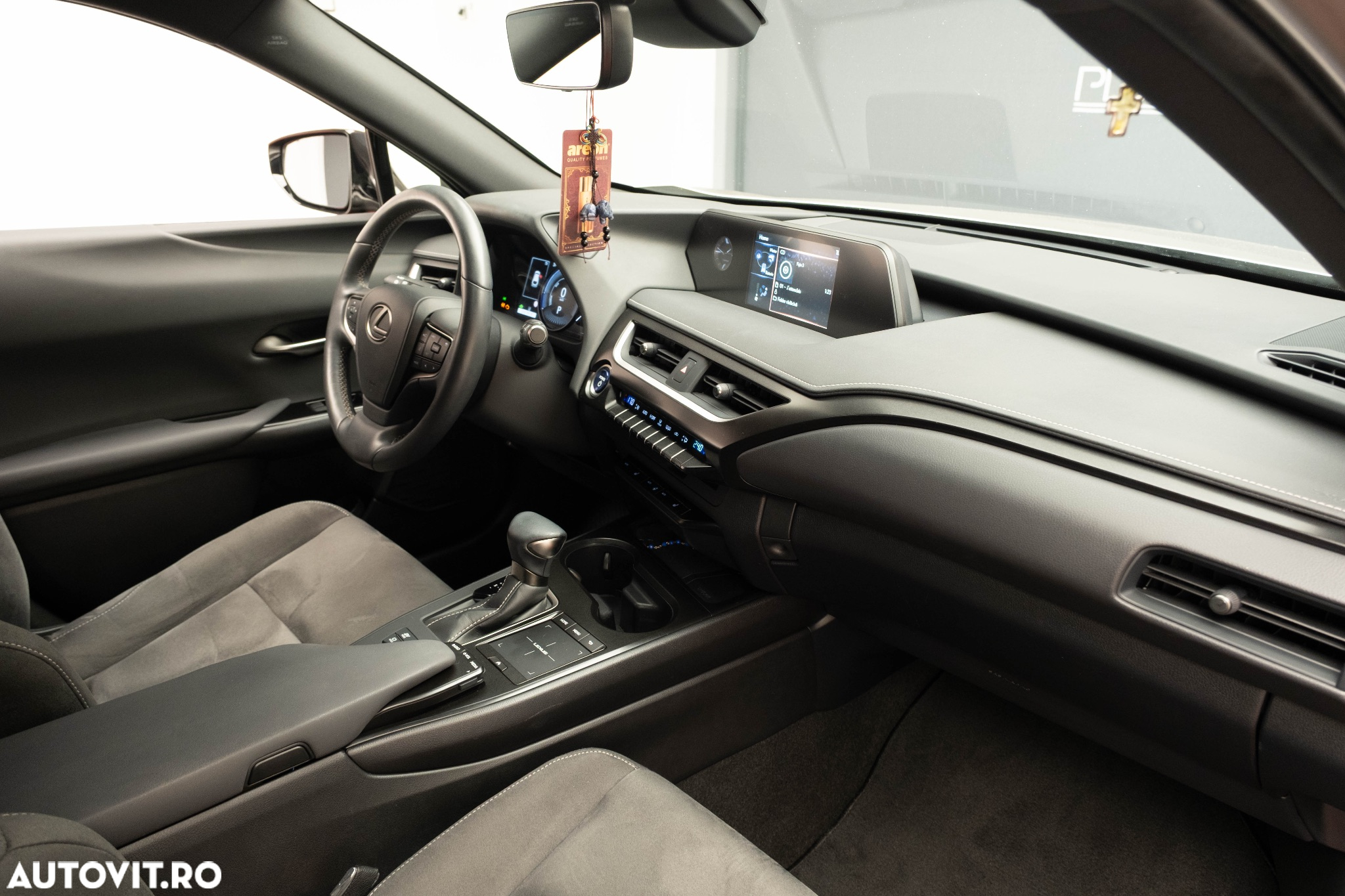 Lexus UX 250h FWD Executive - 31